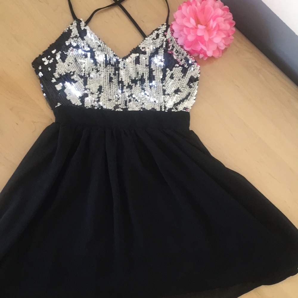 NWOT Mermaid sequin black/silver crisscrossed back - Picture 3 of 7